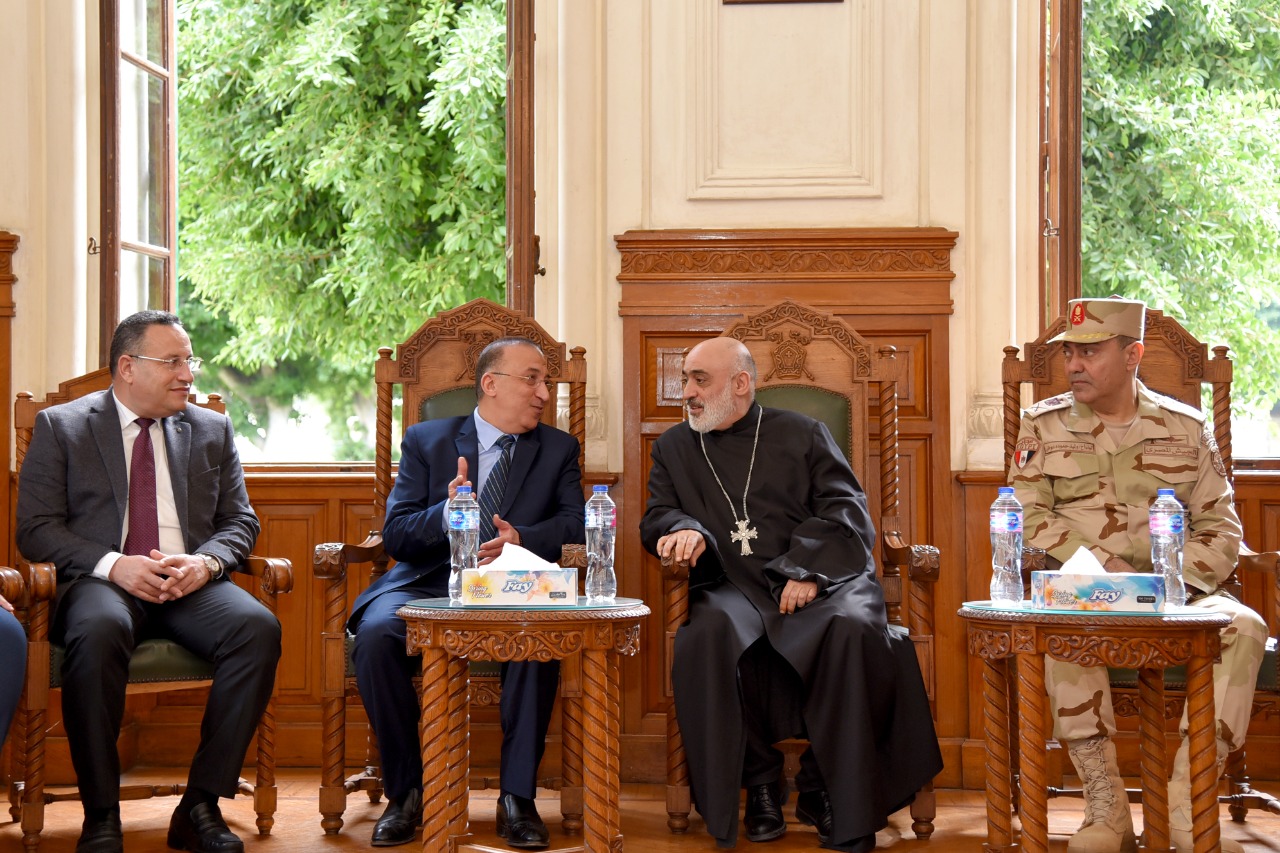 محافظ الإسكندرية يشارك الإخوة الأقباط باحتفالات عيد الميلاد 