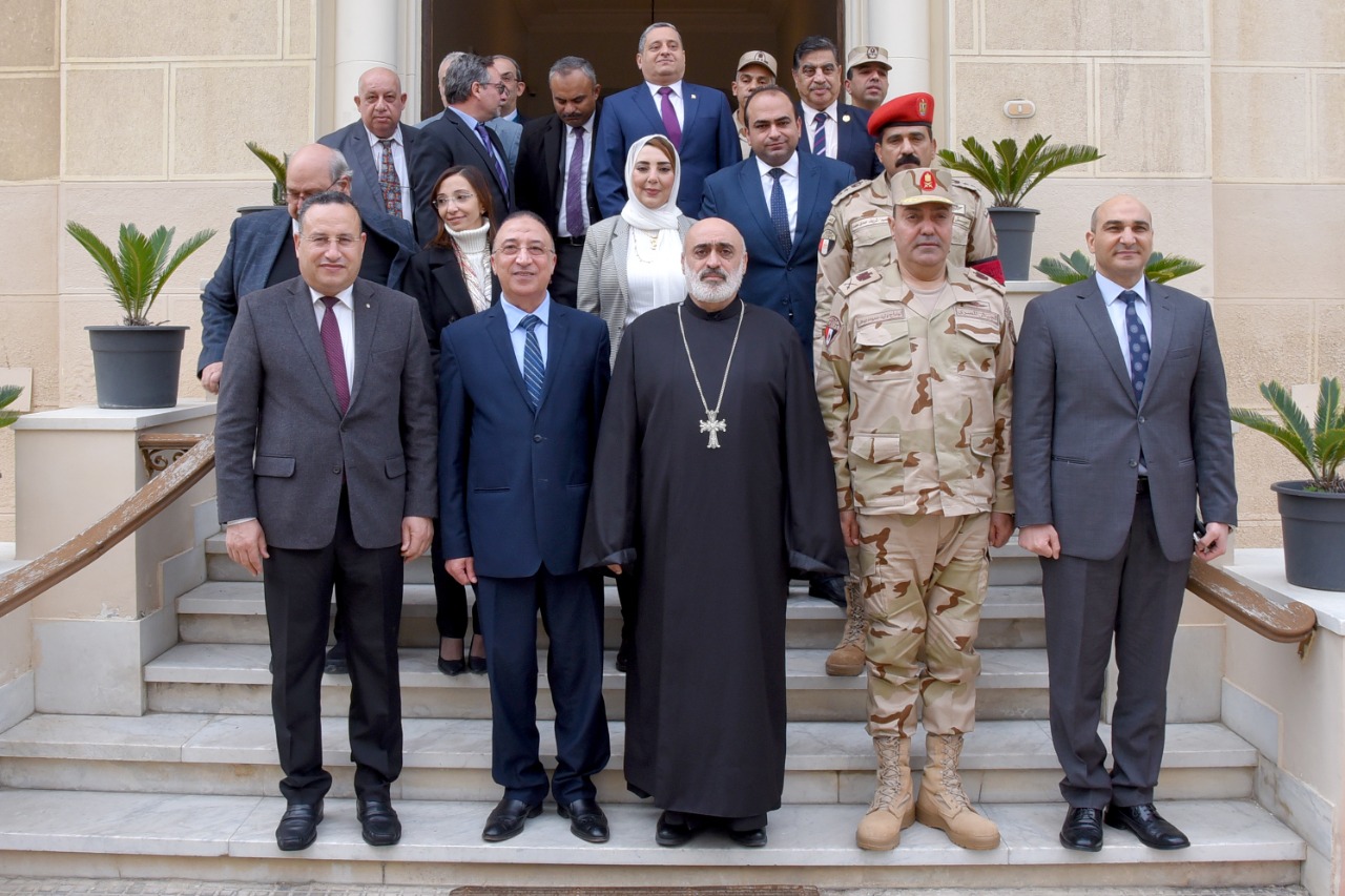 محافظ الإسكندرية يشارك الإخوة الأقباط باحتفالات عيد الميلاد 