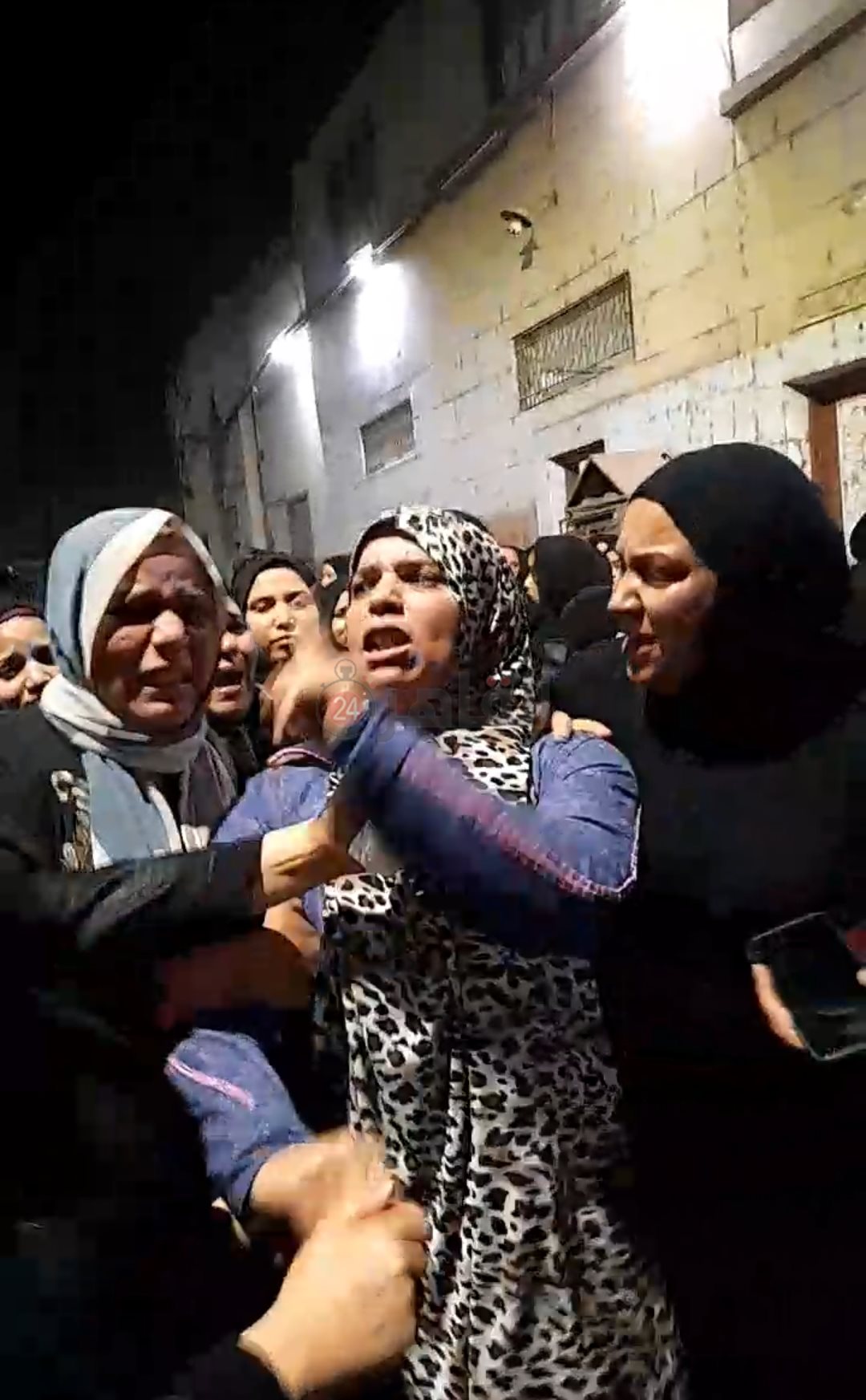 والدة الطالبة خلال جنازة ابنتها