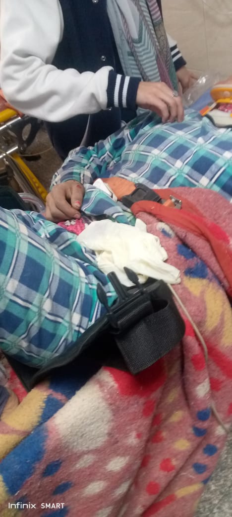 صور مصابي حادث انقلاب سيارة ربع نقل بأسيوط 