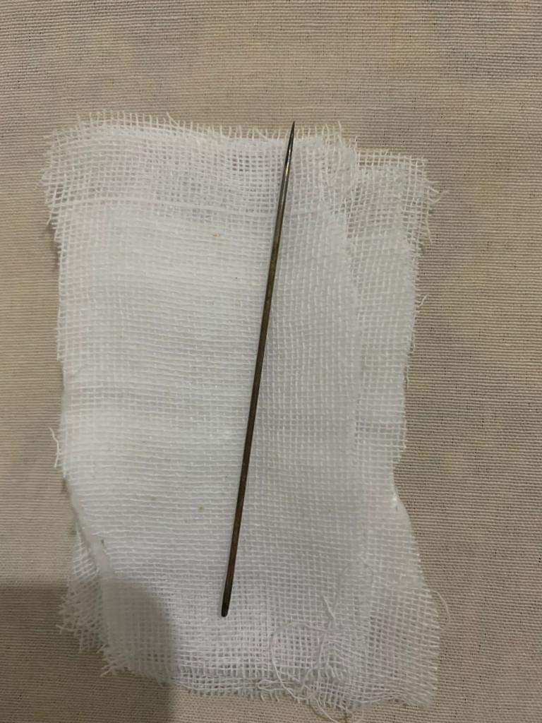 مصري يحاول تسليك قضيبه بإبرة