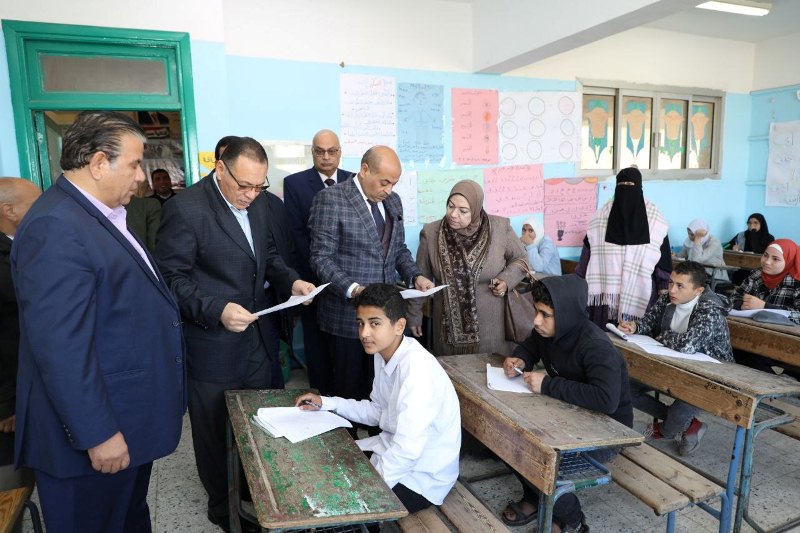 محافظ الشرقية يفقد لجان امتحانات الشهادة الإعدادية في القرين