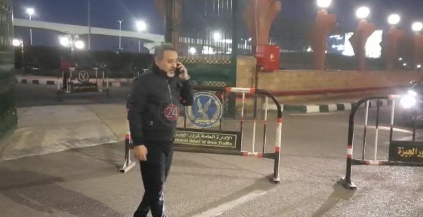 بشرى وإيهاب فهمي من عزاء والد مي فاروق (3)