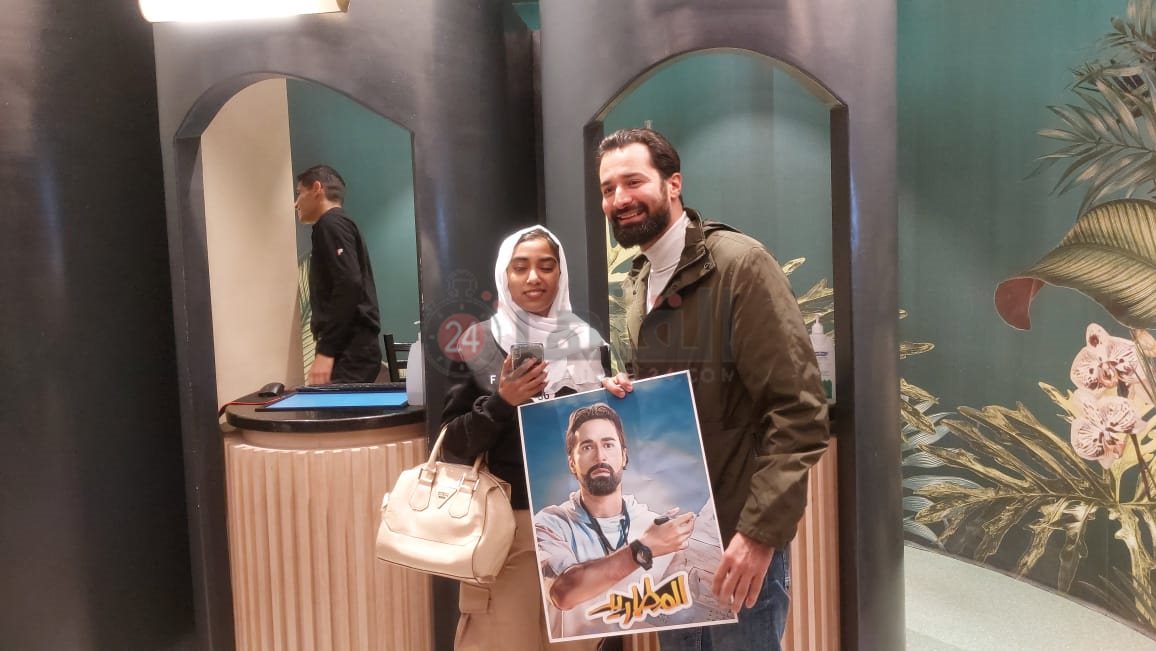 أحمد حاتم يحتفل مع جمهوره بعرض فيلم المطاريد (4)