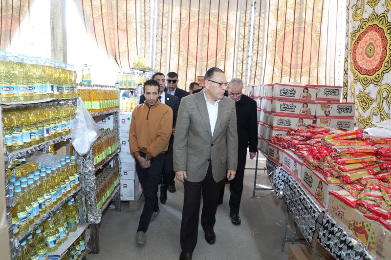 محافظ الشرقية في معرض أهلا رمضان بمشتول السوق 01