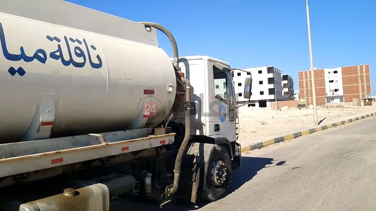 سيارات شركة مياه الشرب والصرف الصحي بالبحر الأحمر 