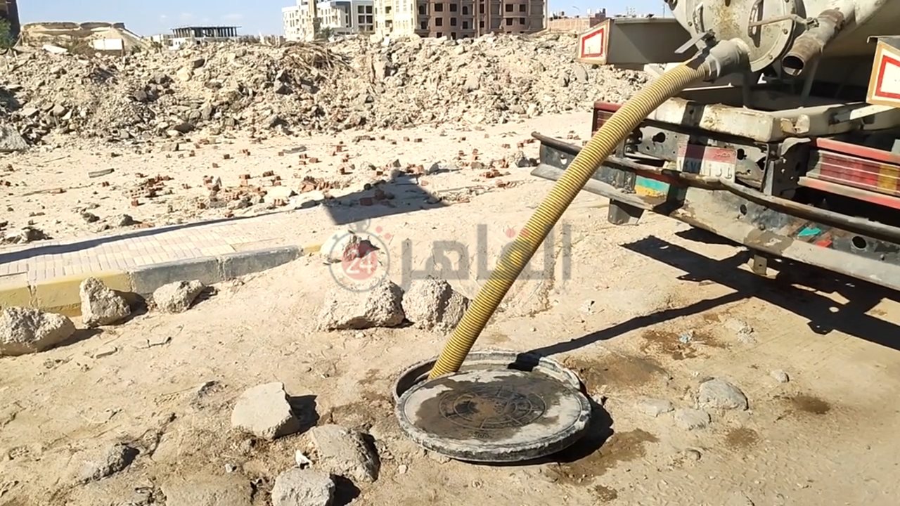 سيارات شركة مياه الشرب والصرف الصحي بالبحر الأحمر 