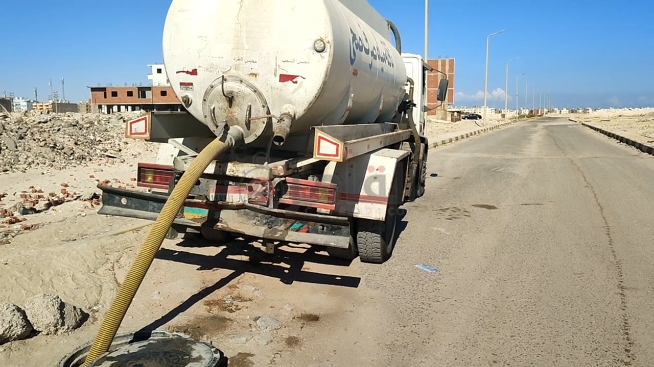سيارات شركة مياه الشرب والصرف الصحي بالبحر الأحمر 