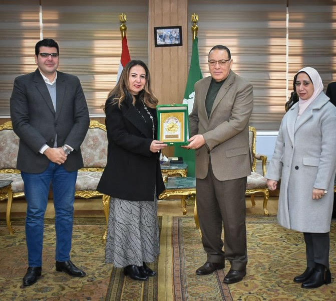 محافظ الشرقية ونائبة وزير الاتصالات 02