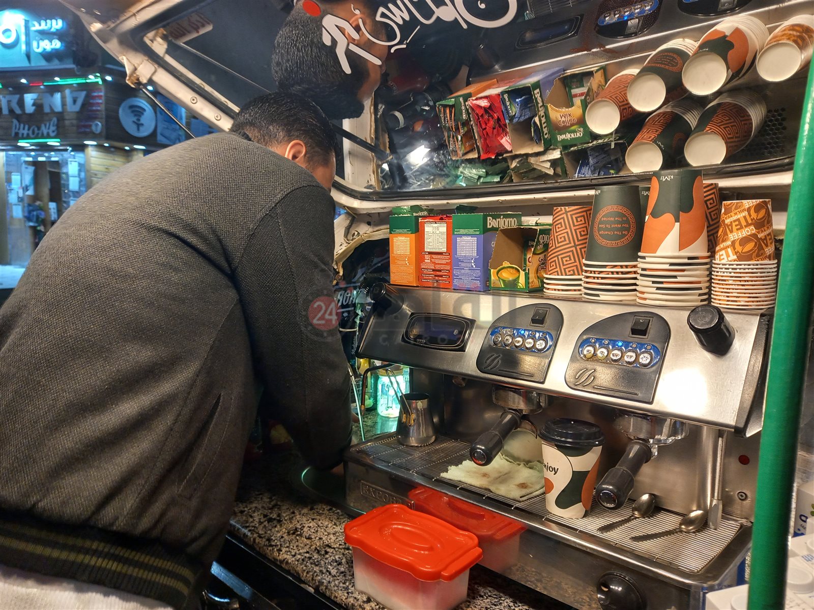 عبدالرحمن فوزي صاحب كافية متنقل بأسيوط