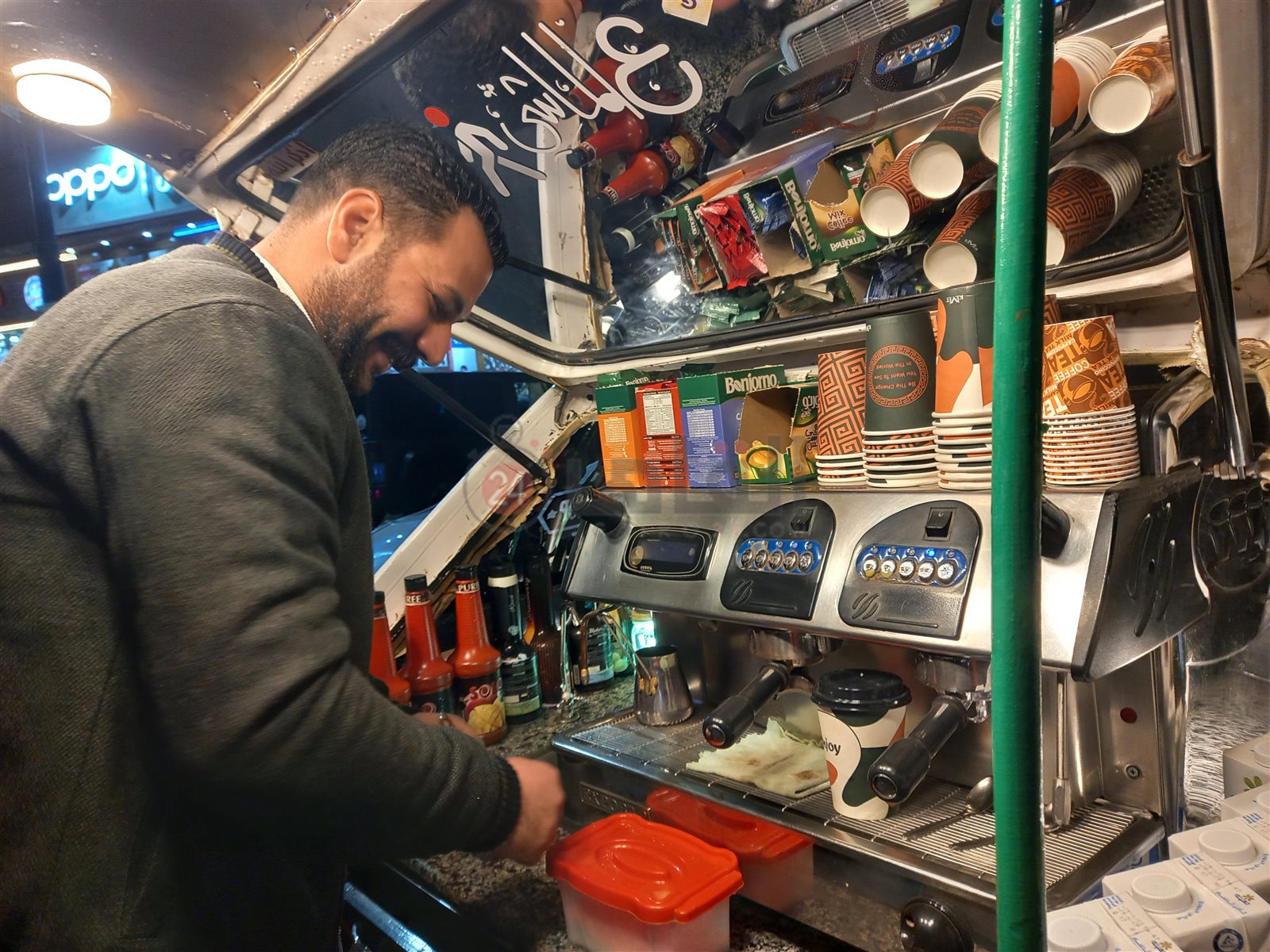 عبدالرحمن فوزي صاحب كافية متنقل بأسيوط