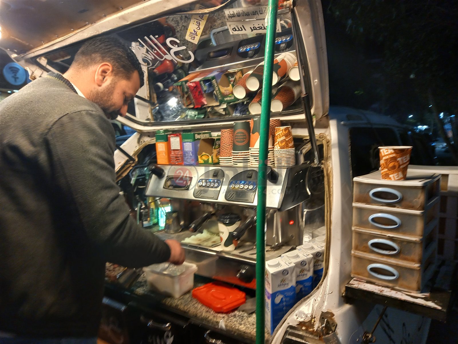 عبدالرحمن فوزي صاحب كافية متنقل بأسيوط