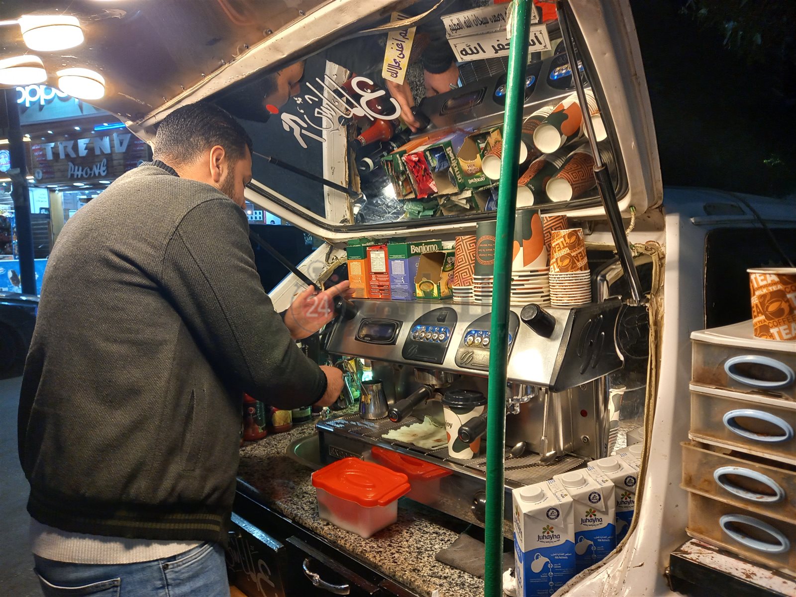 عبدالرحمن فوزي صاحب كافية متنقل بأسيوط