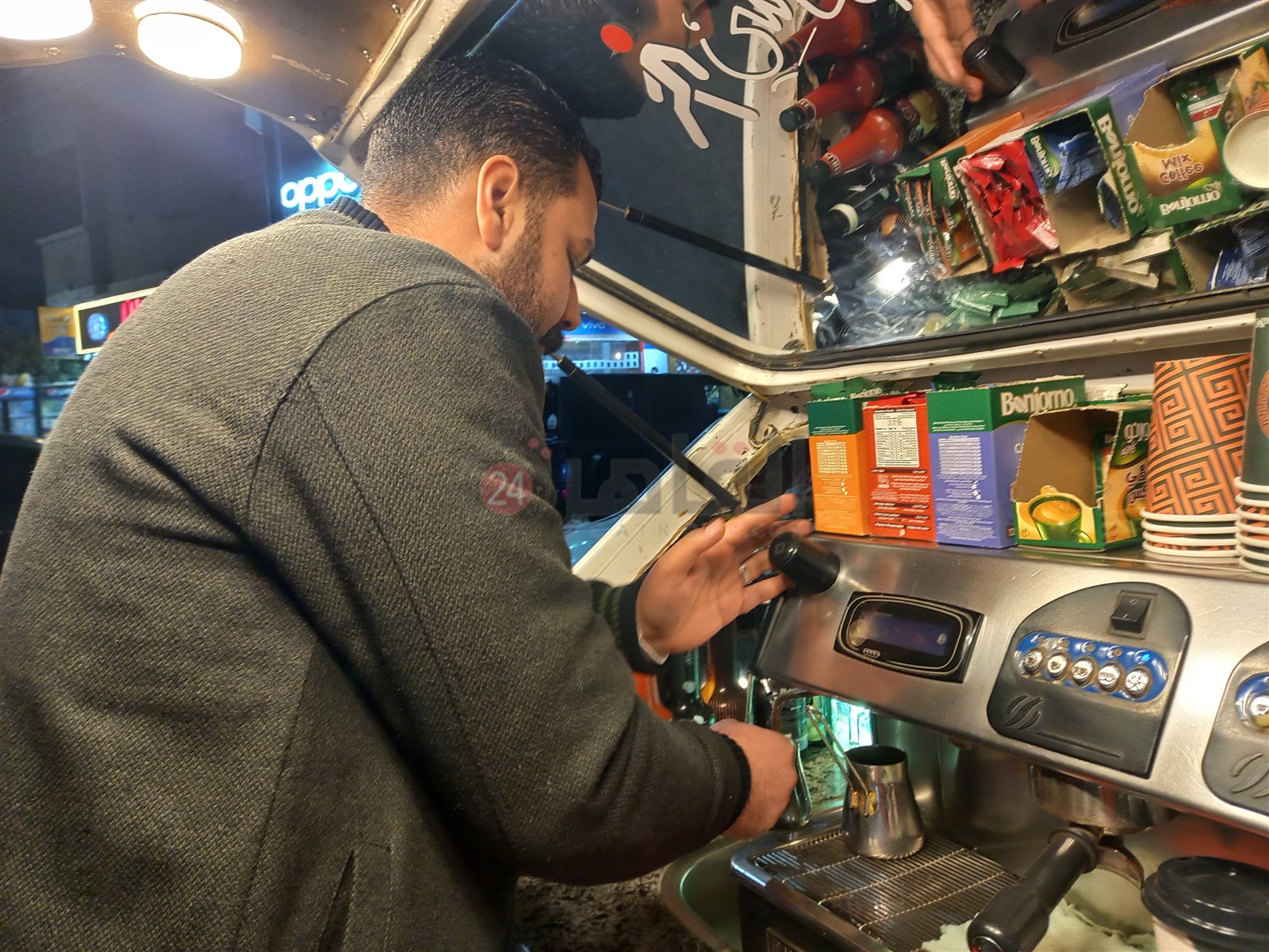 عبدالرحمن فوزي صاحب كافية متنقل بأسيوط