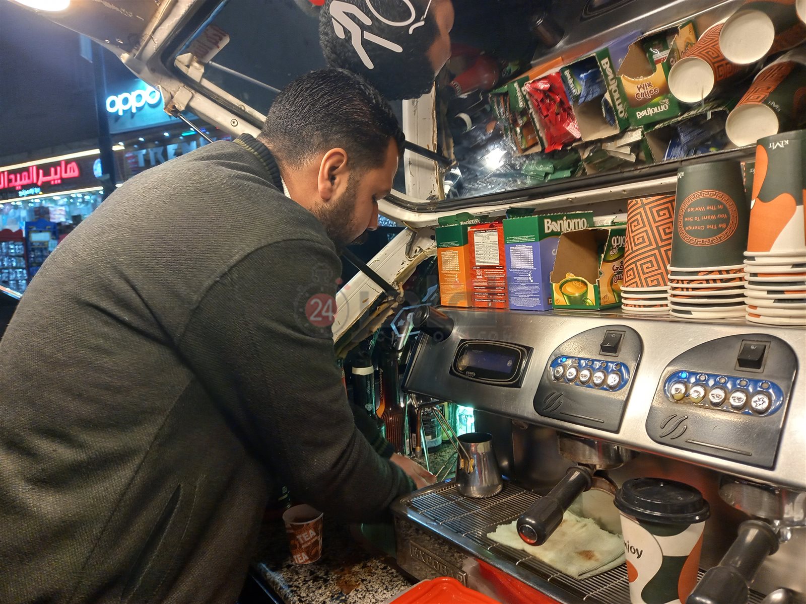 عبدالرحمن فوزي صاحب كافية متنقل بأسيوط 