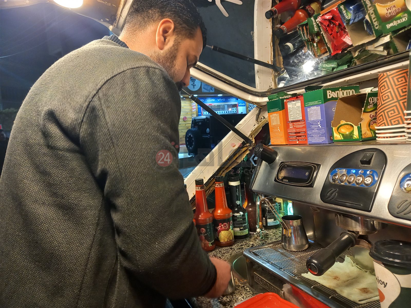 عبدالرحمن فوزي صاحب كافية متنقل بأسيوط