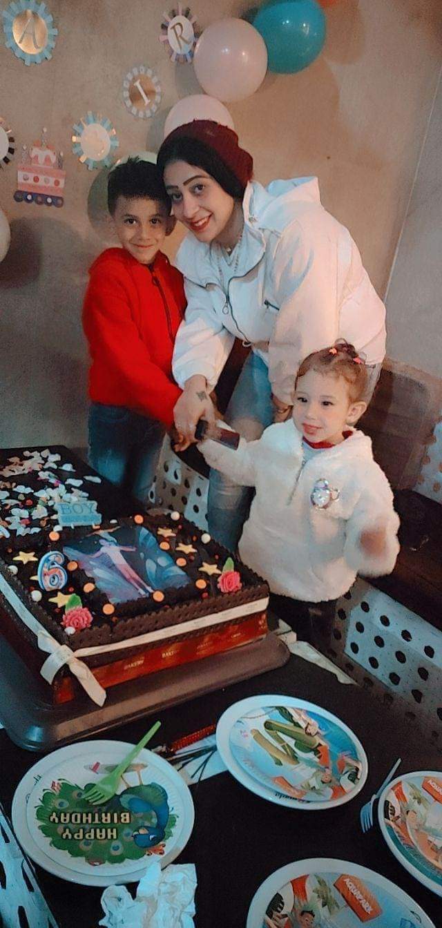 الطفلة سيلا ووالدتها وشقيقها