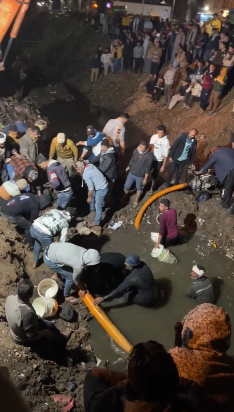 محاولات انتشال الطفل عماد