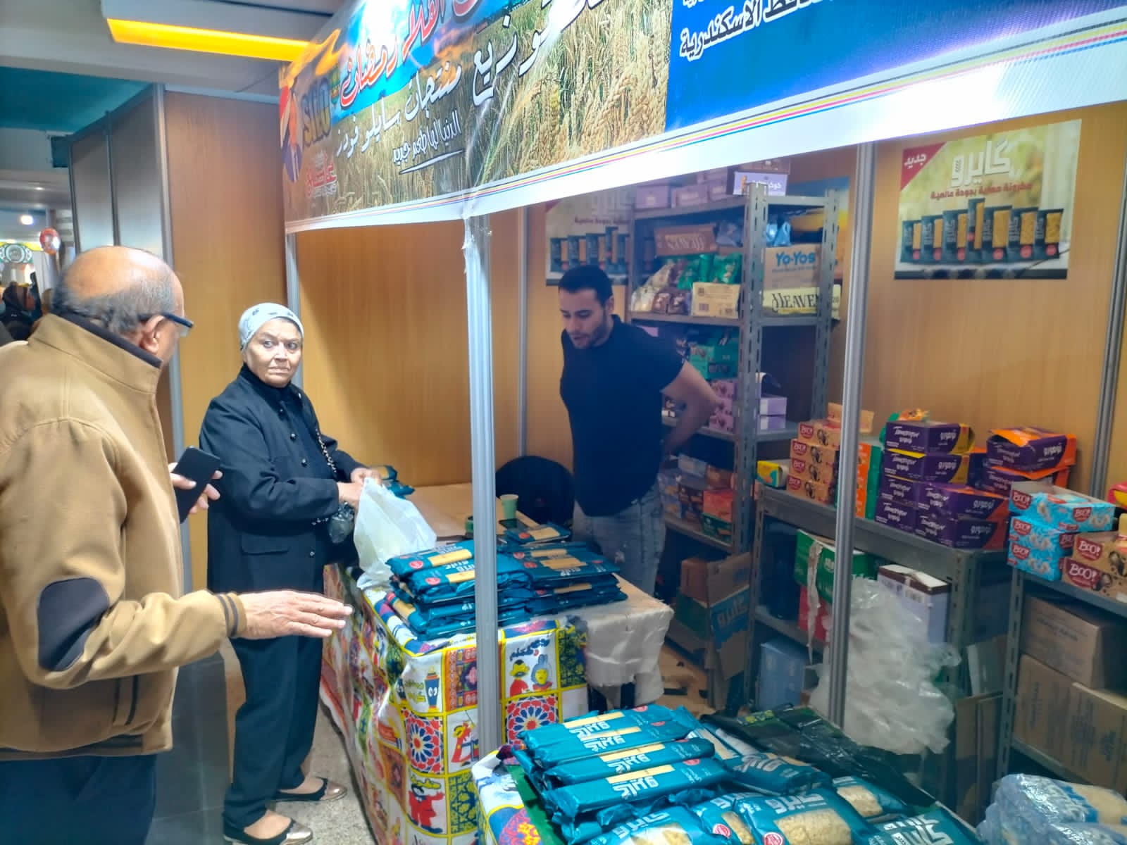 إقبال على معارض أهلا رمضان بالإسكندرية 