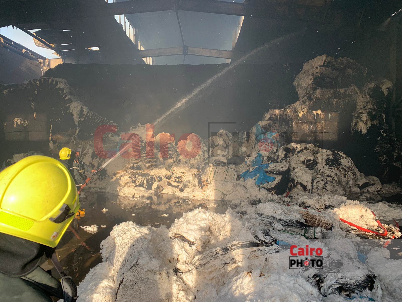 السيطرة علي حريق هائل بمخزن يحوي أطنان من القطن ببورسعيد4