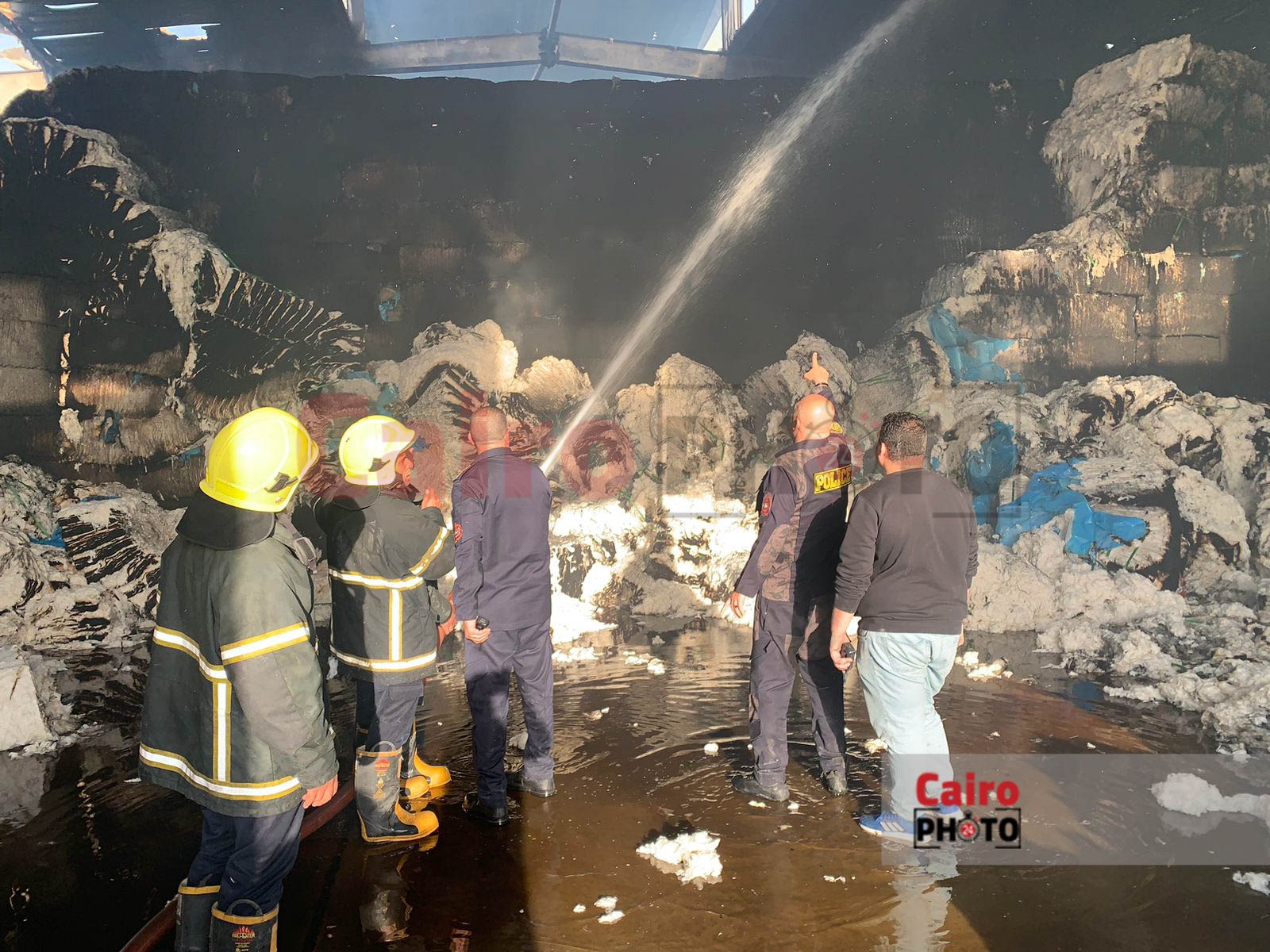 السيطرة علي حريق هائل بمخزن يحوي أطنان من القطن ببورسعيد5