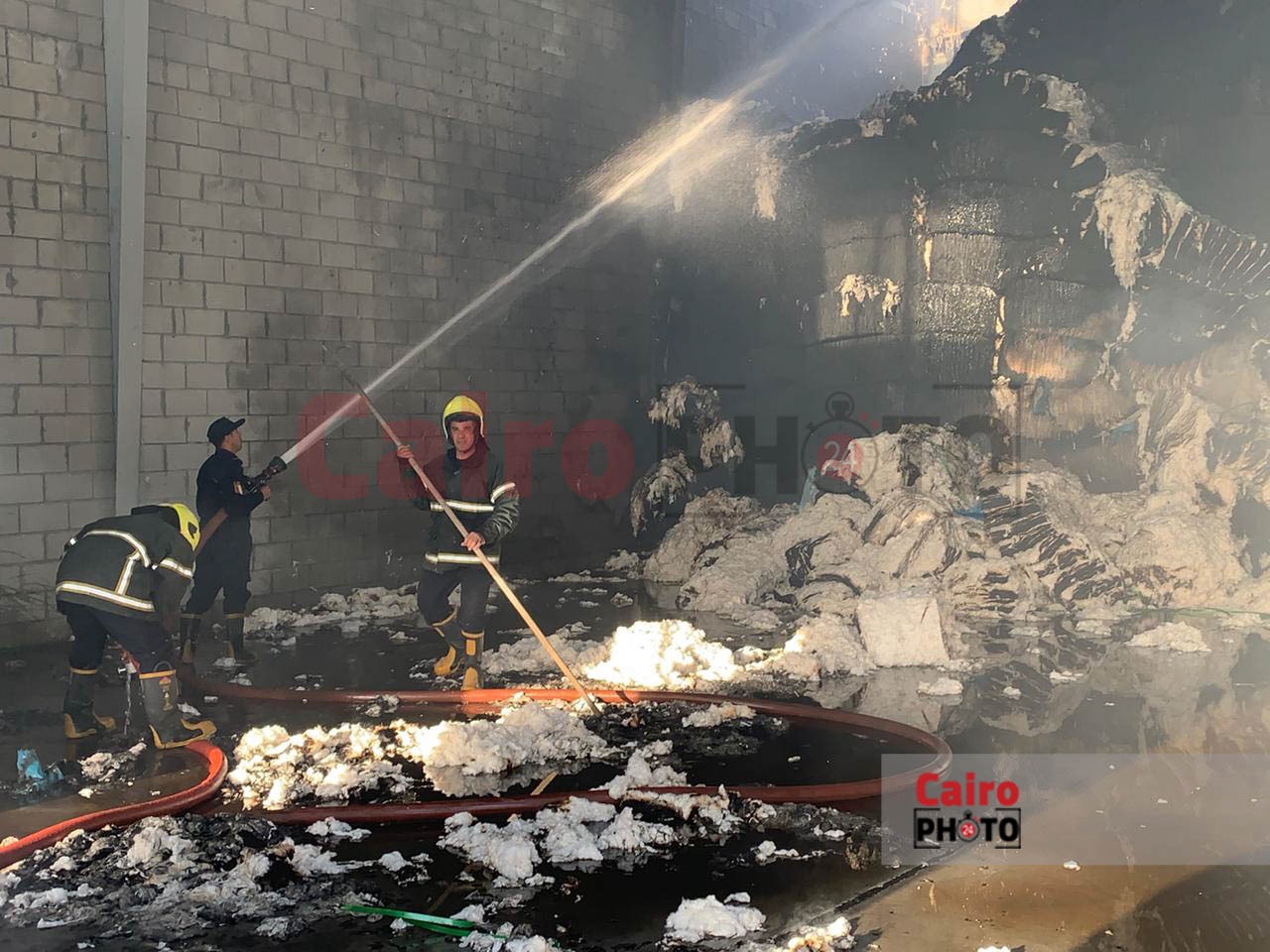 السيطرة علي حريق هائل بمخزن يحوي أطنان من القطن ببورسعيد6