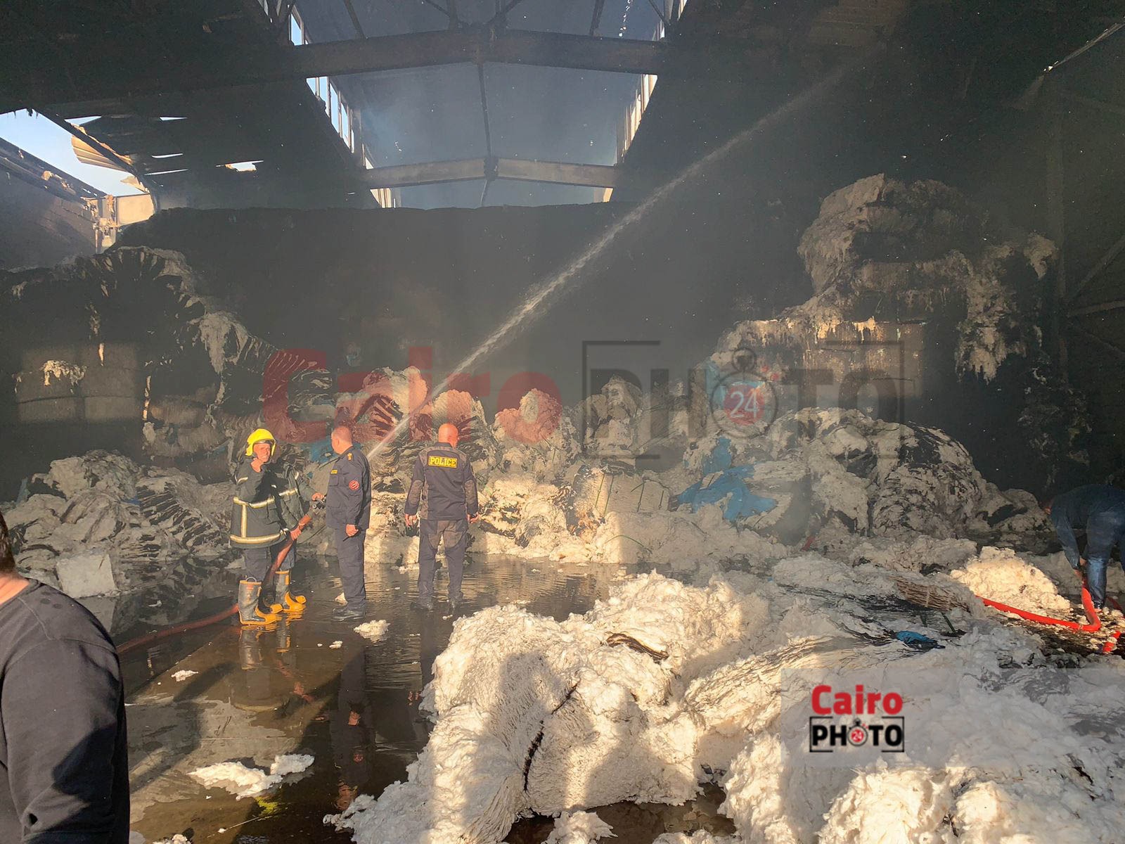 السيطرة علي حريق هائل بمخزن يحوي أطنان من القطن ببورسعيد7