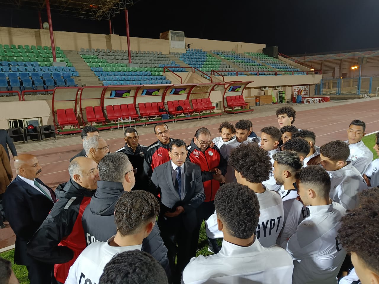 زيارة وزير الرياضة لمران المنتخب الأولمبي (16)