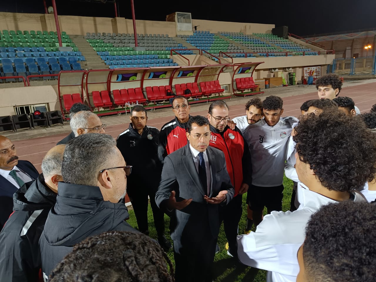 زيارة وزير الرياضة لمران المنتخب الأولمبي (18)