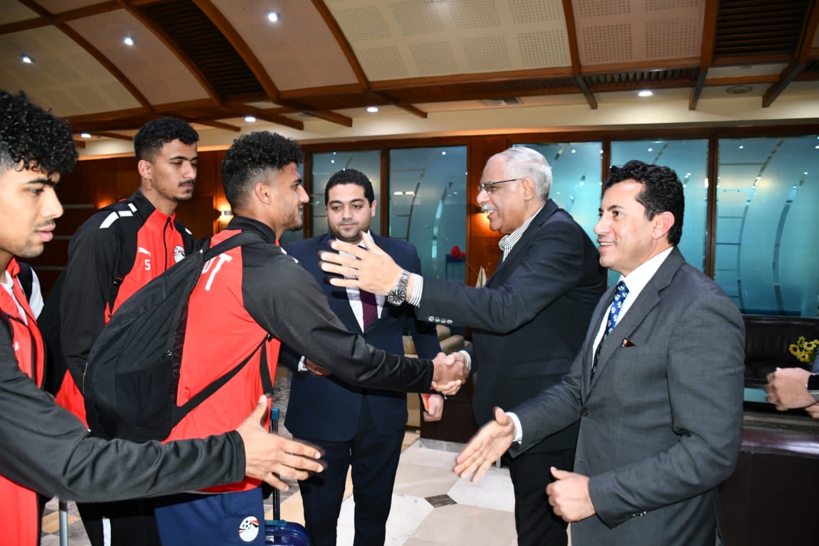 وزير الرياضة يستقبل المنتخب الأولمبي بمطار القاهرة بعد التأهل إلى كأس الأمم 3