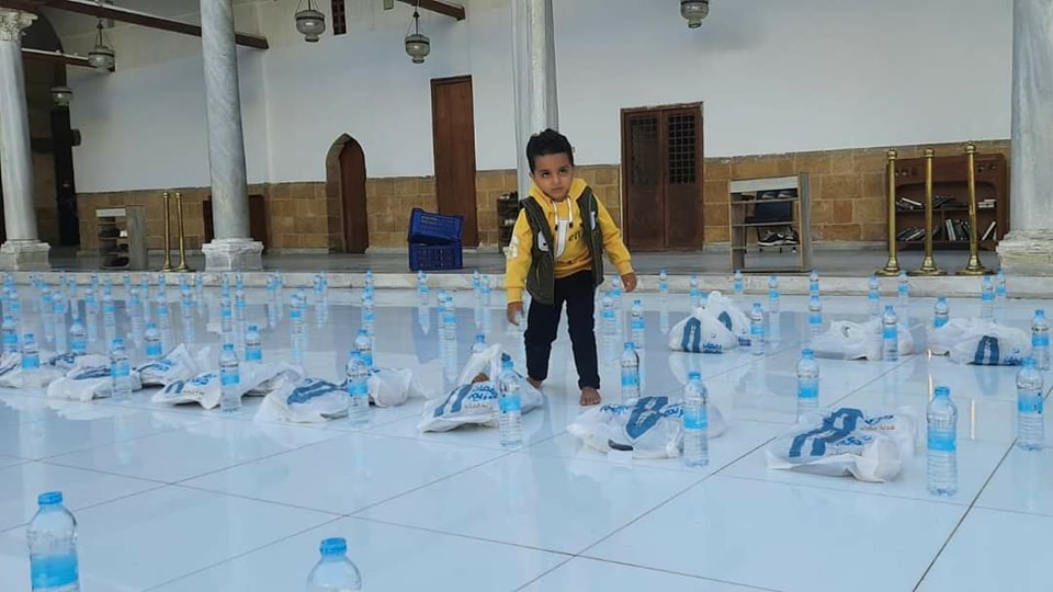 الأطفال يزينون الجامع الأزهر أثناء الإفطار الجماعي للطلاب الوافدين