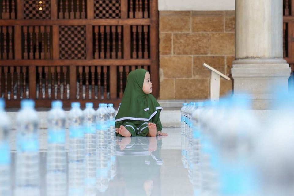 الأطفال يزينون الجامع الأزهر أثناء الإفطار الجماعي للطلاب الوافدين