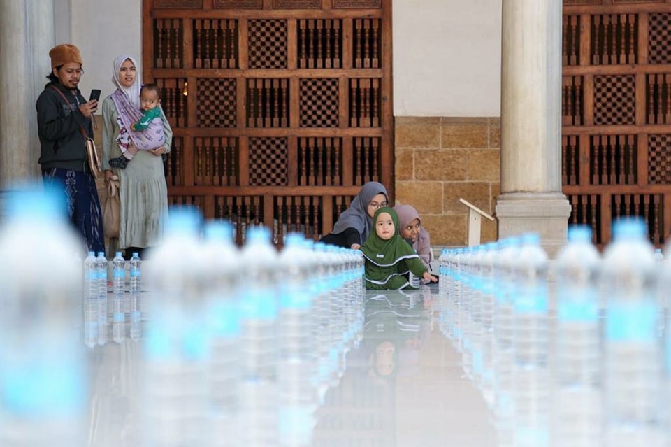 الأطفال يزينون الجامع الأزهر أثناء الإفطار الجماعي للطلاب الوافدين