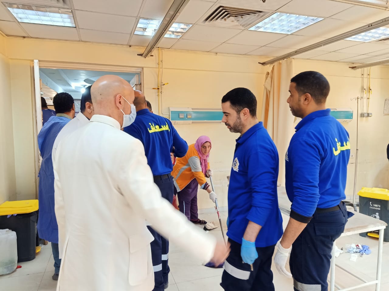 وكيل وزارة الصحة يتابع مصابي الحادث في مستشفى بلبيس 01