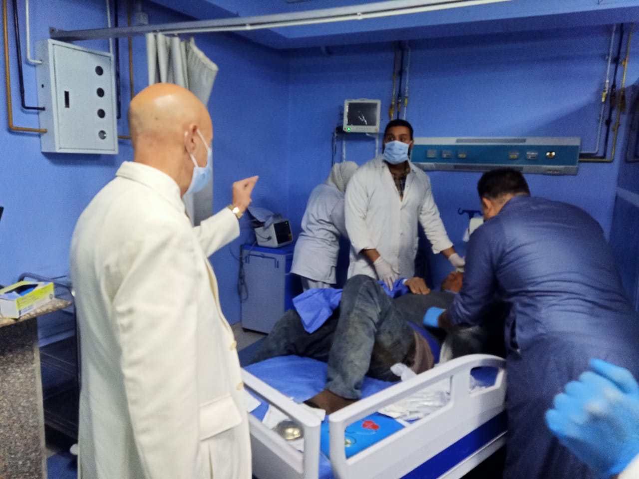 وكيل وزارة الصحة يتابع مصابي الحادث في مستشفى بلبيس 02