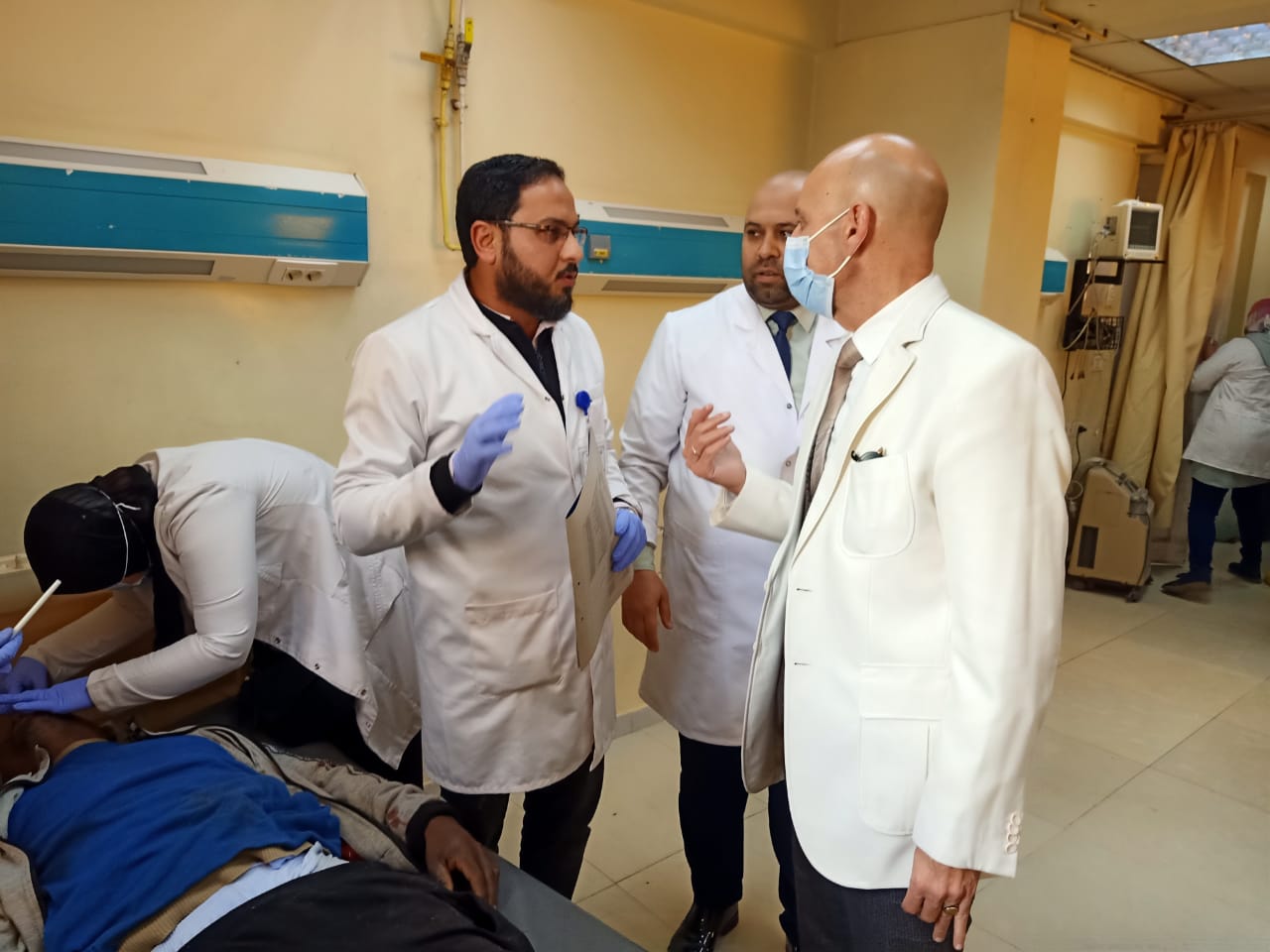 وكيل وزارة الصحة يتابع مصابي الحادث في مستشفى بلبيس 04