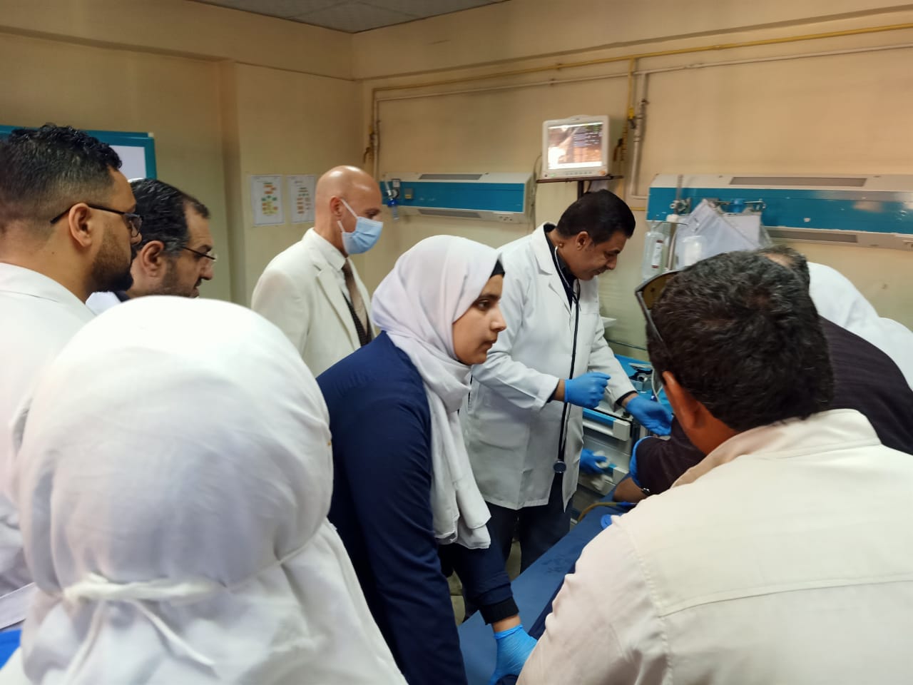 وكيل وزارة الصحة يتابع مصابي الحادث في مستشفى بلبيس 07