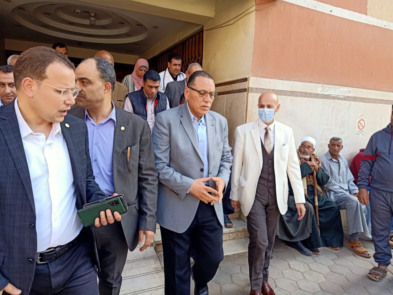 محافظ الشرقية يتابع حالة المصابين 01