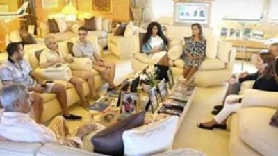 الوليد بن طلال يستقبل وزيرة الاستثمار بـ”الشورت”