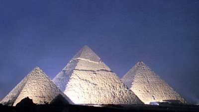 مومياء تتحرك ليلاً بجانب الأهرامات (فيديو)