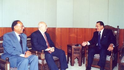 مذكرات رفعت السعيد.. ماذا قال لمبارك عن 25 يناير وتفاصيل التقارير التى رفعها لعمر سليمان عن الثورة (صور)