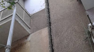 على غرار عقار الإسكندرية.. عقاران مائلان بالمعصرة والحى يخلى السكان لهدمهما (صور)