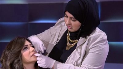 مذيعة تجرى عملية نفخ شفايف على الهواء (فيديو)