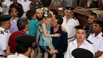 باسم عودة يطلب من قاضي” فض رابعة” السماح لزوجته وبناته بالدخول لزيارته