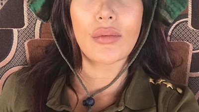 مراسلة سورية تستعرض جمالها فى الحرب ضد داعش (صور)