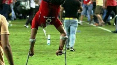 سعودى يُهدى المشجع المصرى “الراقص على العكاز” تذاكر سفر وإقامة لروسيا