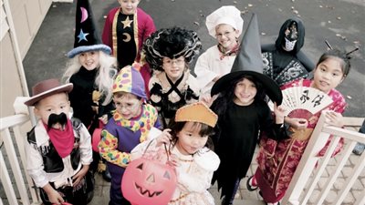 أحدث صيحات “الهالويين”.. ملابس إرهاب تنكرية فى مول العرب (صورة)