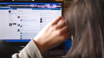 عاطل يستدرج الفتيات عبر “فيس بوك” ويسرق متعلقاتهم الشخصية فى القطار