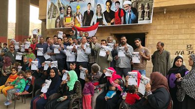 أهالى “اسطبل عنتر” بمصر القديمة يوقعون على استمارات “معاك من أجل مصر”