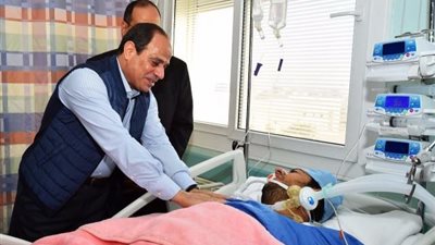 السيسى يزور النقيب محمد الحايس بمستشفى الجلاء العسكرى (صور)
